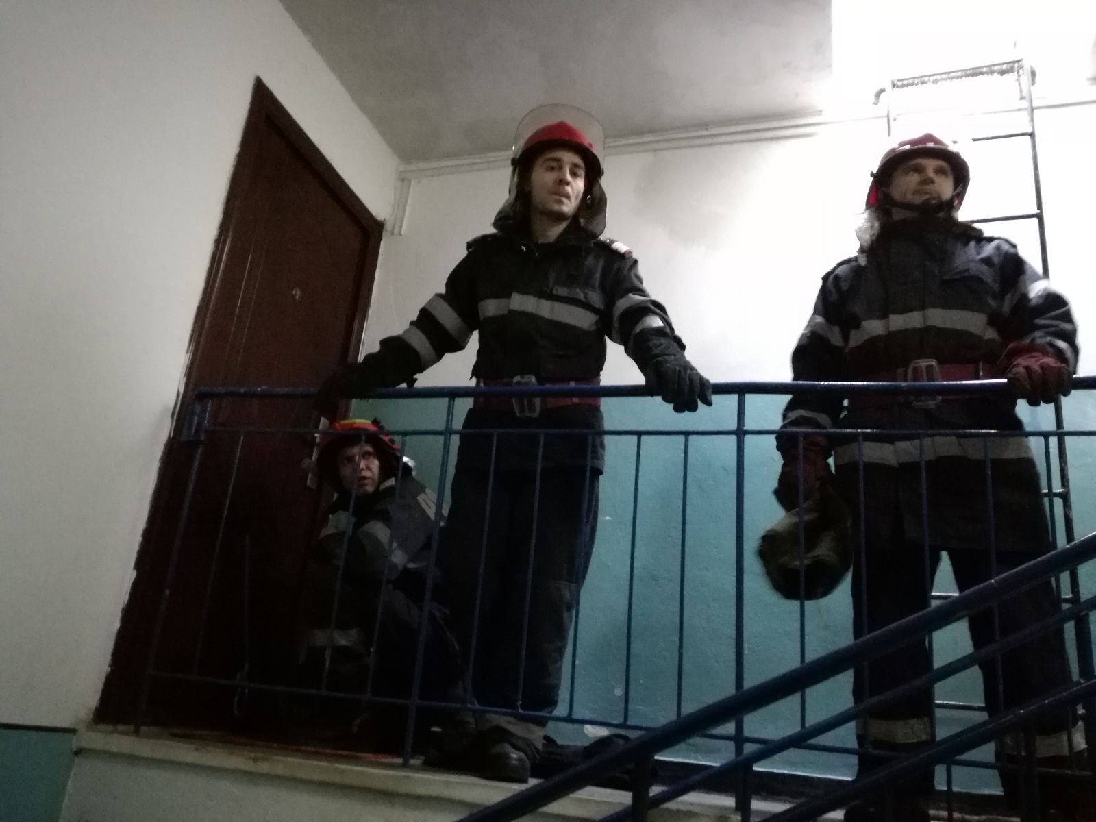 UPDATE – VIDEO: Copil, în pericol să cadă de la etajul 4 al unui bloc din CONSTANȚA
