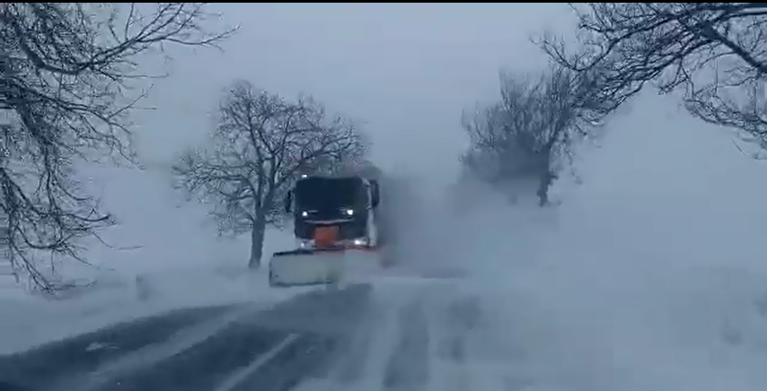 Utilajele de deszăpezire acţionează pe DN38 pentru a-l menţine deschis circulaţiei (video)