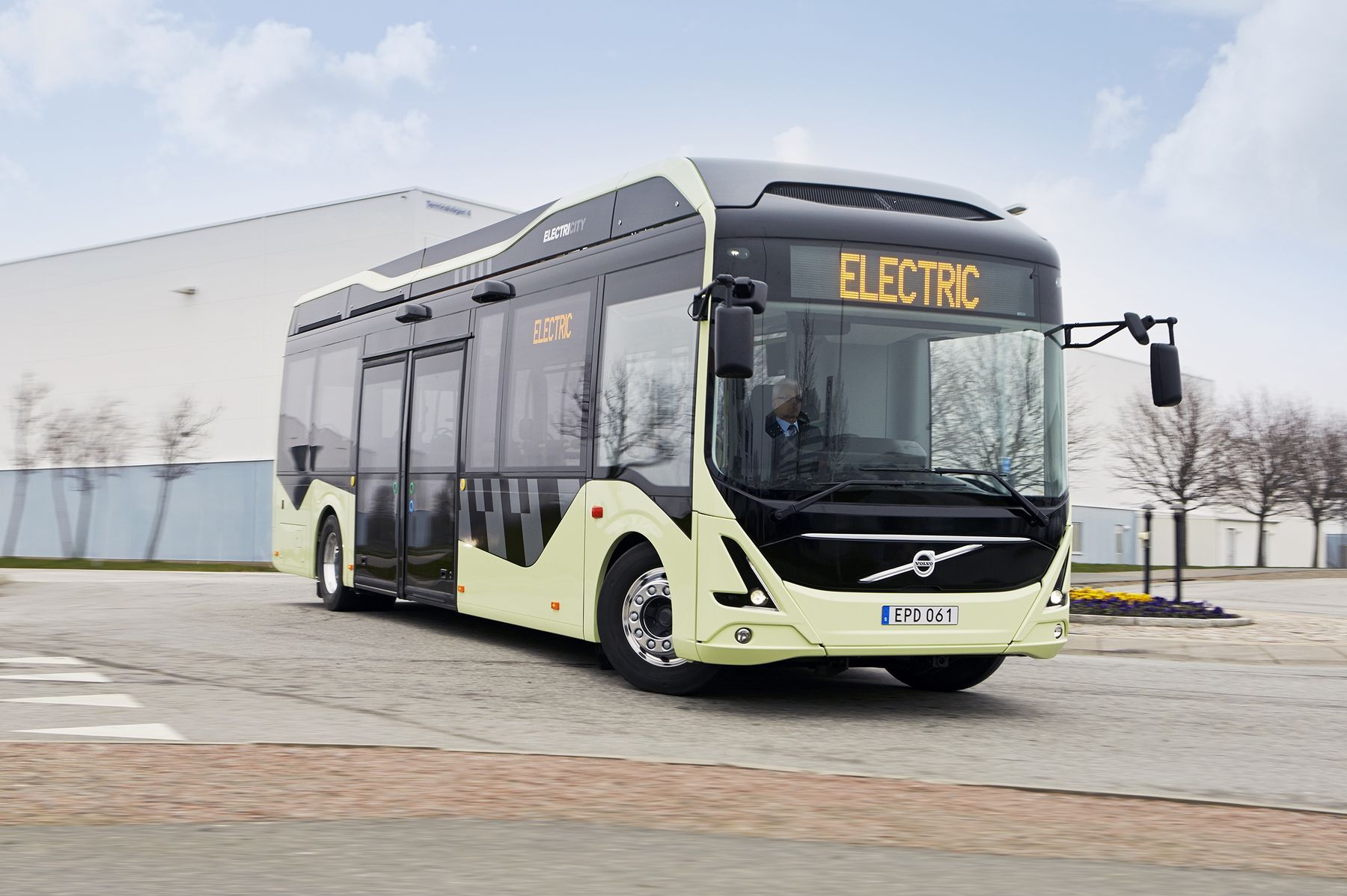 În Suedia încep să circule primele autobuze electrice fără şofer. Cursele vor fi gratuite