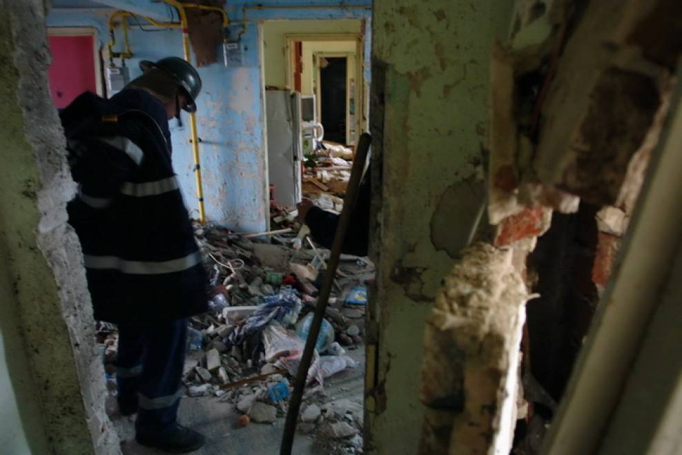 O femeie a ajuns la spital cu arsuri după o explozie produsă în locuinţa sa