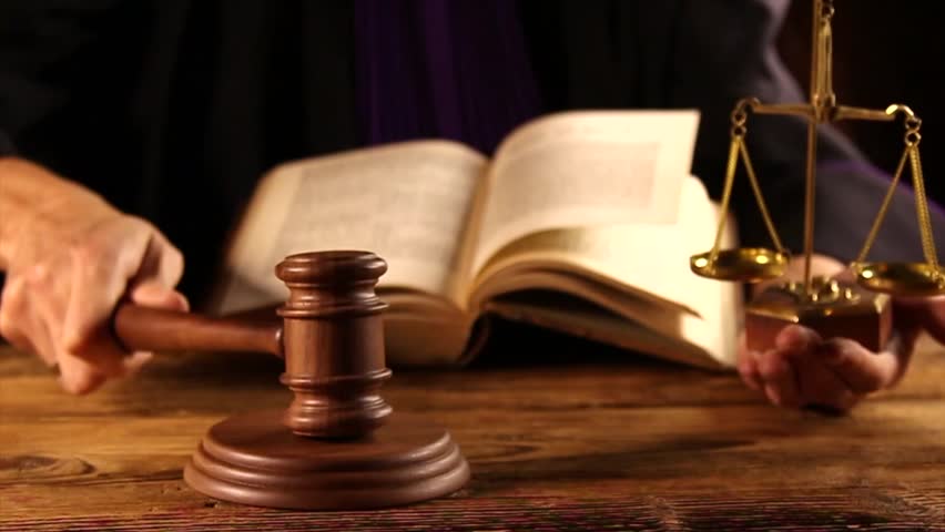 CONSTANȚA – 11 bărbați au fost trimiși în judecată de DNA pentru infracțiuni de înșelăciune, șantaj, evaziune fiscală după ce au păgubit mai multe persoane cu zeci de mii de lei
