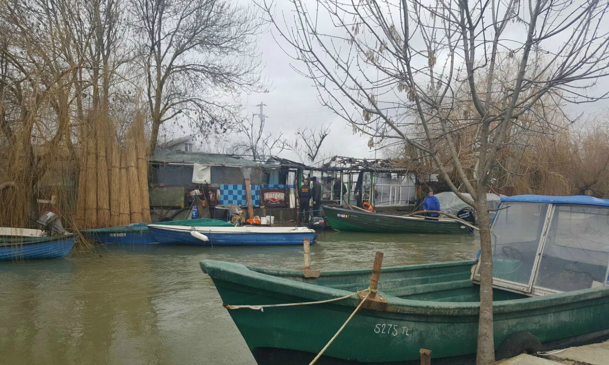 TULCEA/VIDEO: Misiune neobișnuită pentru Poliția de Frontieră. Incendiu stins de polițiști