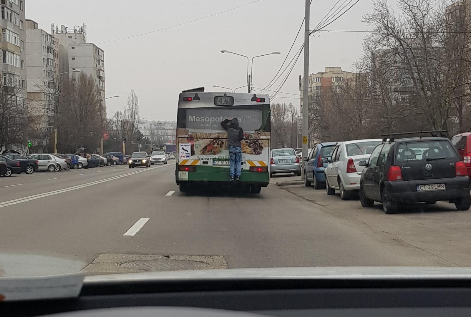 UPDATE/ FOTO/ VIDEO/ CONSTANȚA: INCONȘTIENȚĂ! Călătorie „gratuită“ în spatele unui autobuz RATC