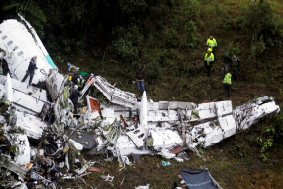 UPDATE: Un avion de linie s-a prăbuşit cu peste 50 de pasageri la bord