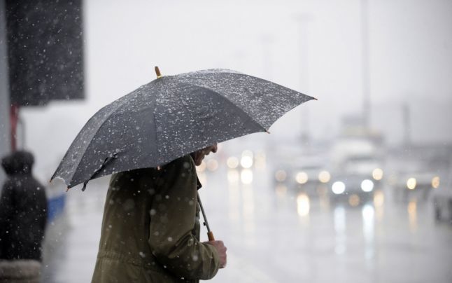 Informare de ploi, ninsori şi vânt puternic în cea mai mare parte a ţării, până sâmbătă seara