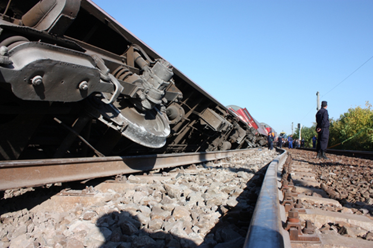 UPDATE – Trafic feroviar blocat, în județul Mehedinți, din cauza unui tren marfar care a deraiat