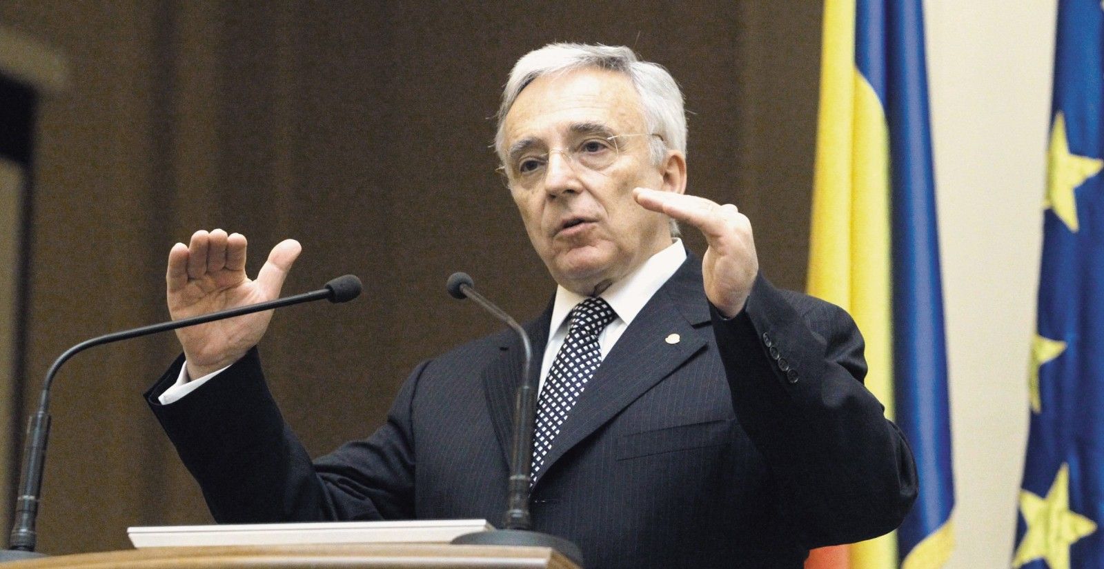 Mugur Isărescu: Salariile ar trebui să crească prin forţa pieţei, nu să fie majorate de către politicieni