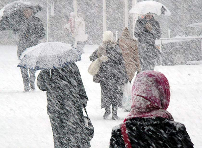 Ninsori, viscol şi polei în întreaga ţară, până marţi la ora 12:00
