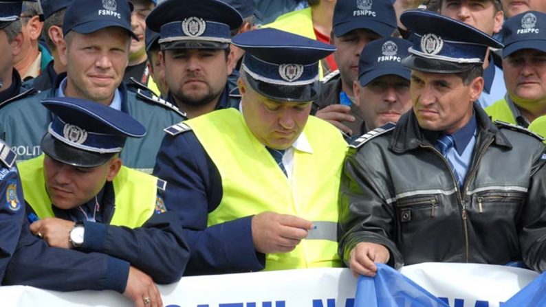 Polițiștii ies din nou în stradă