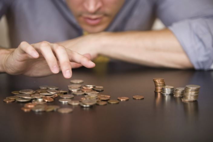 Salariul minim şi pensiile cresc doar pe hârtie sau şi în portofel? Ce cred specialiştii