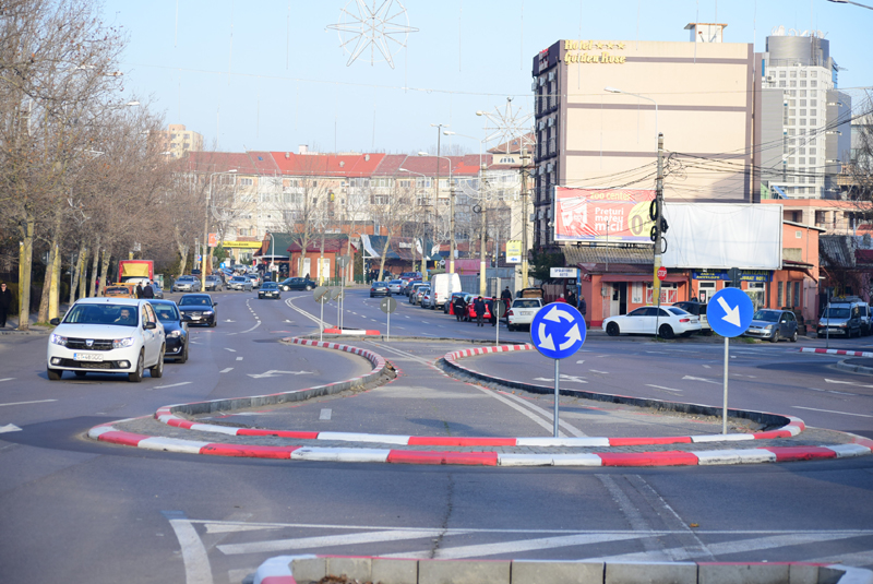 Sensul giratoriu în formă de opt de pe str. Soveja încă îi face unii șoferi să se scarpine în cap cu uimire (audio)
