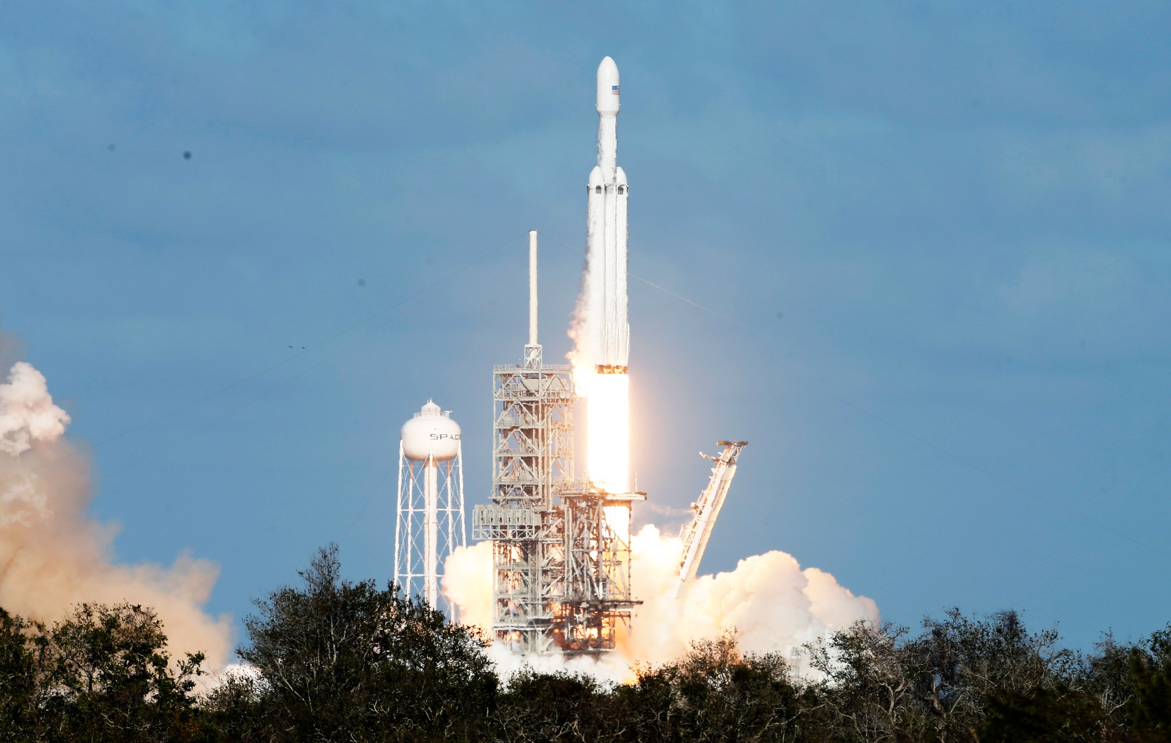 VIDEO: SpaceX a scris istorie cu racheta Falcon Heavy, care are la bord o maşină electrică Tesla