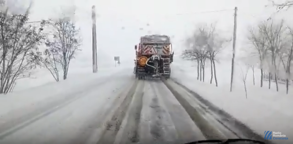 VIDEO: Pe drumurile și autostrăzile din Dobrogea se circulă în condiții de iarnă