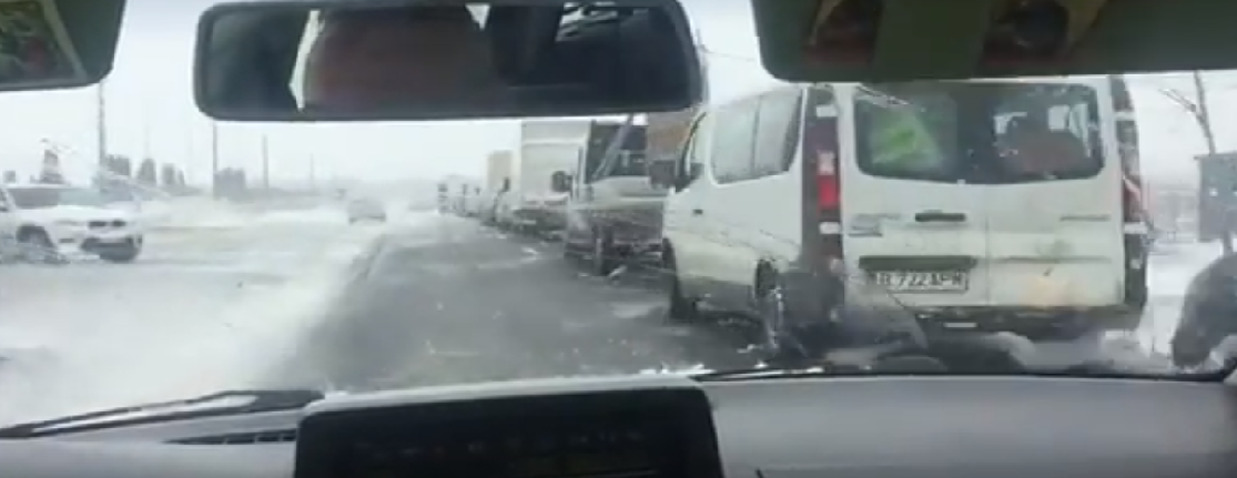 VIDEO – Coloană de maşini dirijată pe DN 22, între Lumina şi Mihai Viteazu