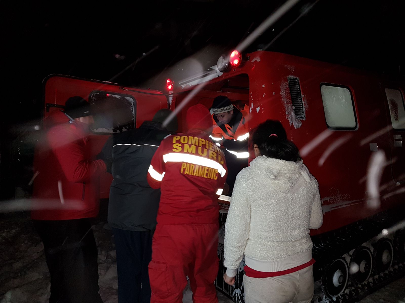 Constanţa: Salvatorii de la ISU Dobrogea au transportat un bolnav prin nămeţi la spitalul din Silistra