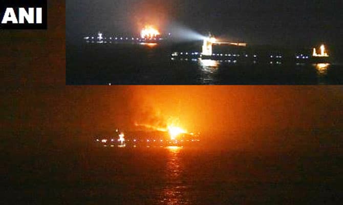INCENDIU puternic la o navă port container, la bordul căreia se afla și un ROMÂN. 4 navigatori, dați DISPĂRUȚI