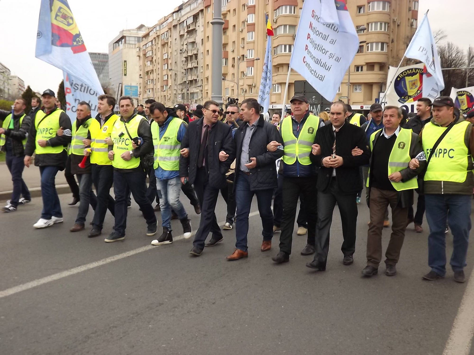 Poliţiştii şi angajaţii din penitenciare protestează sâmbătă în București