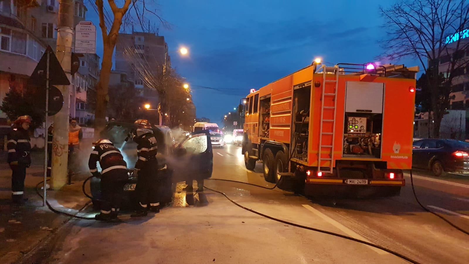 VIDEO/FOTO – CONSTANȚA: O mașină a luat foc în apropierea Universității Andrei Șaguna