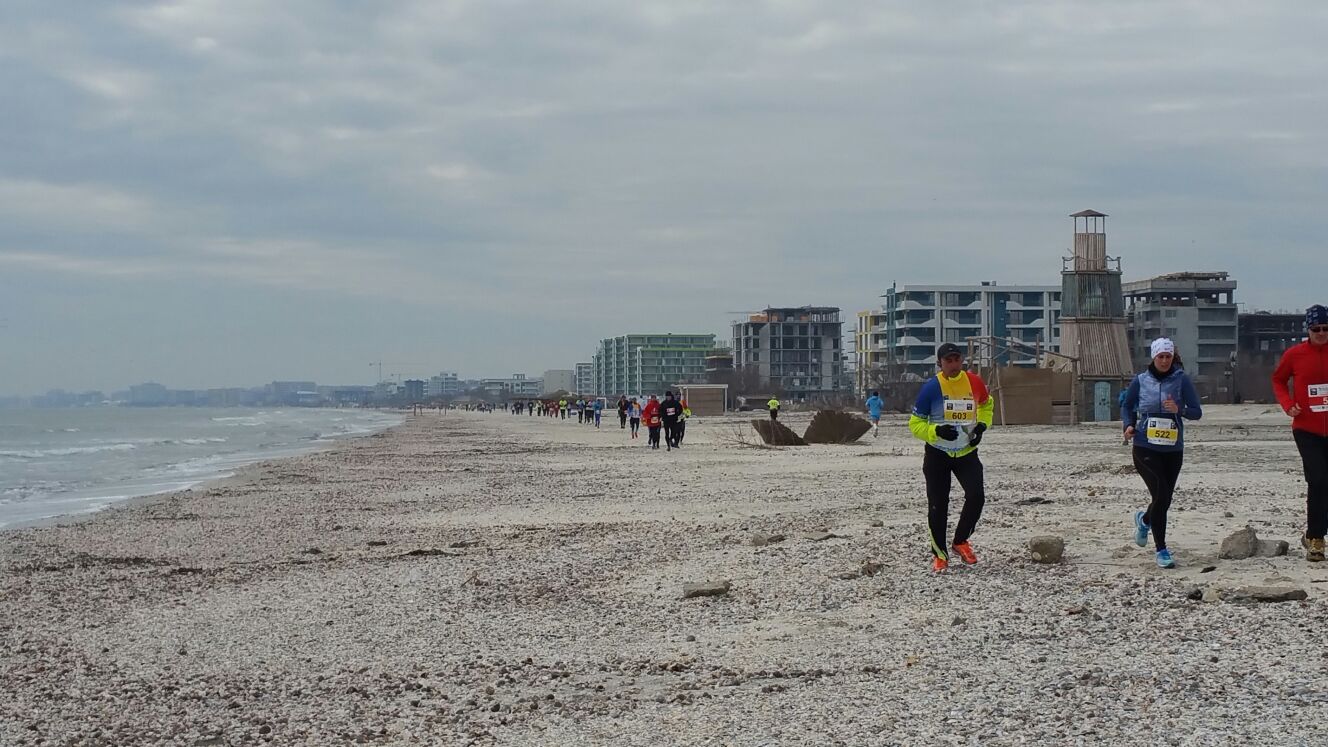 FOTO – MARATONUL NISIPULUI 2018: Sportivii care au trecut linia de Finish la semimaraton