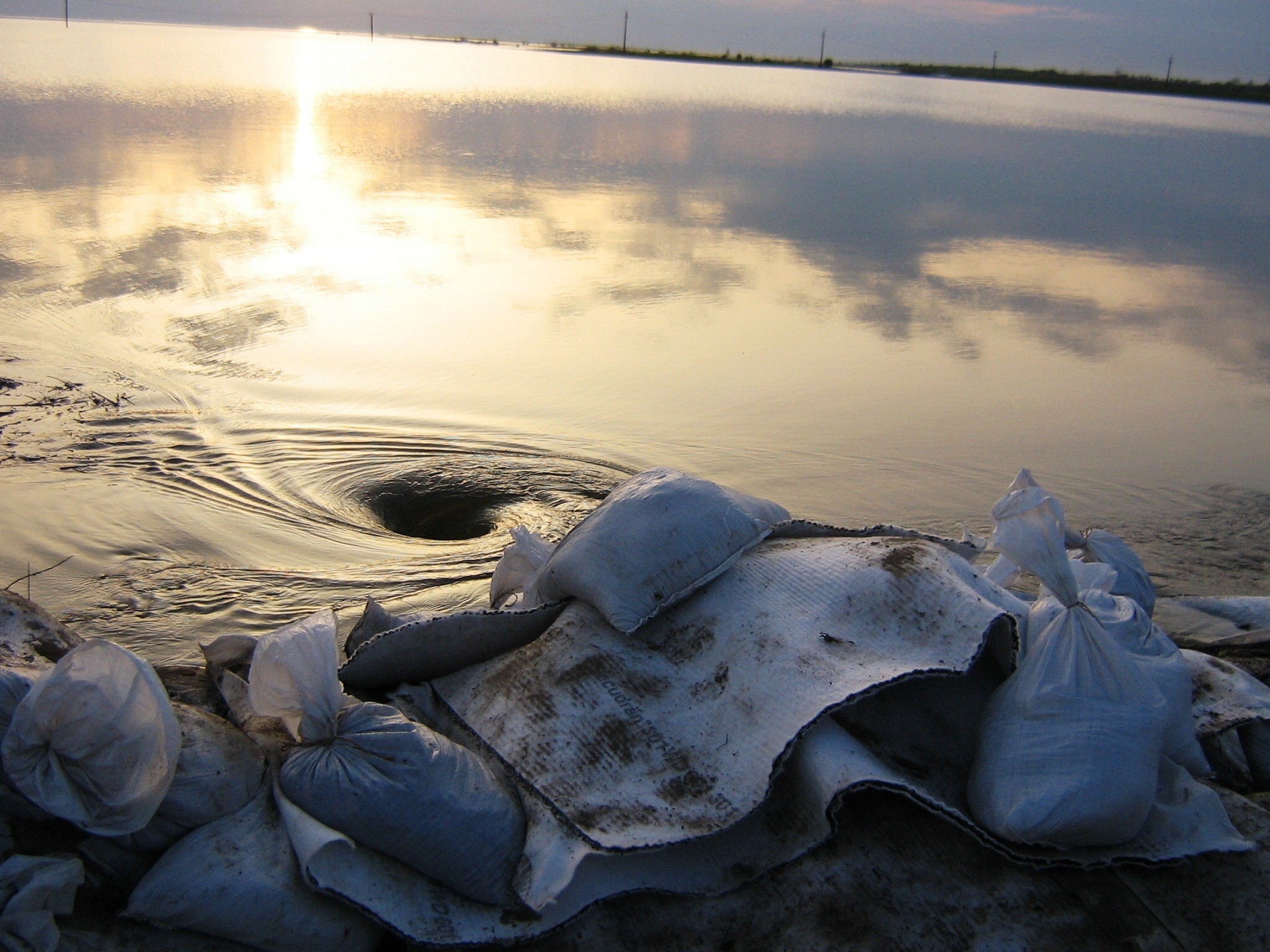 TULCEA: Infiltraţii într-un dig de la Dunăre. Zeci de hectare de teren arabil au fost indundate