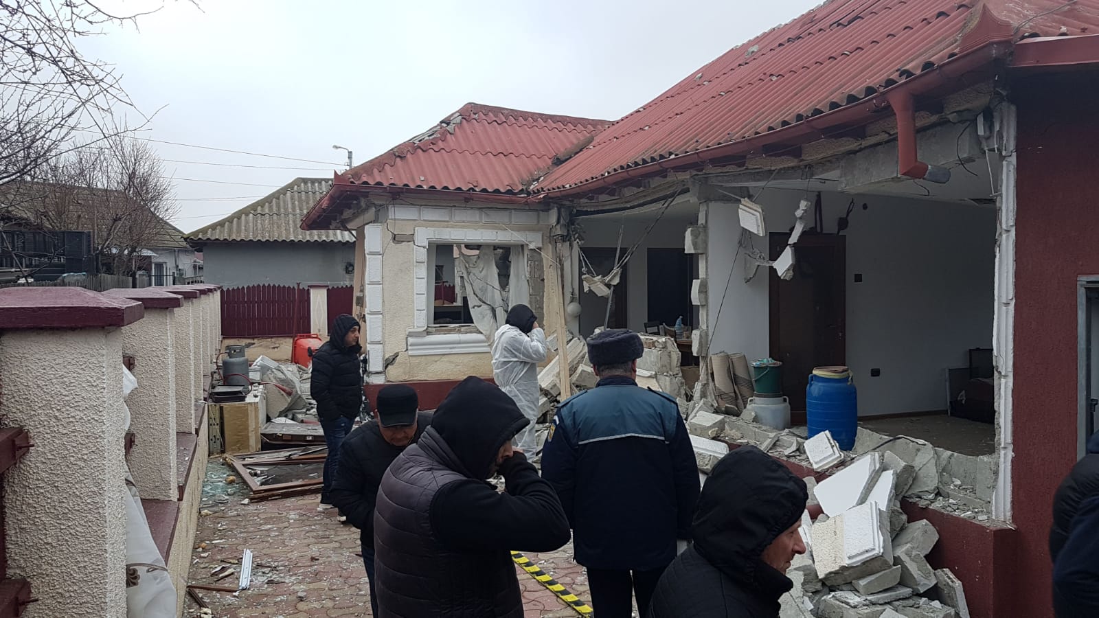 VIDEO – Casă  distrusă de explozie la Năvodari. O femeie a ajuns la spital cu arsuri grave (update)