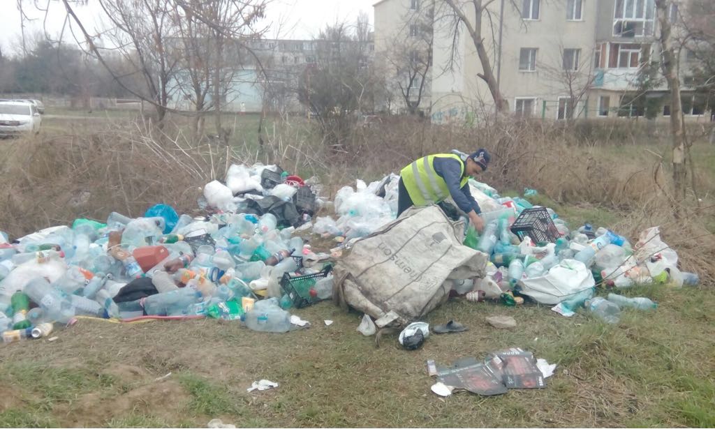 Constanța – Poliția Locală ia cu asalt „fiefurile“ oamenilor fără adăpost care adună gunoaie