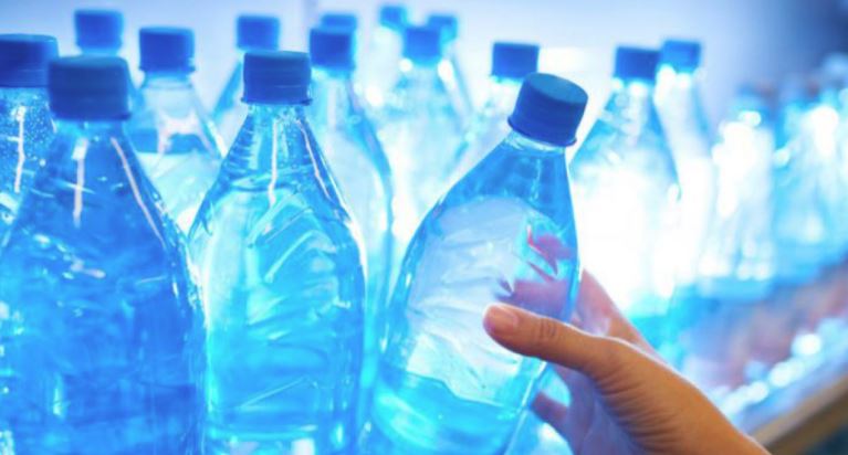 Apa îmbuteliată, contaminată cu particule de plastic