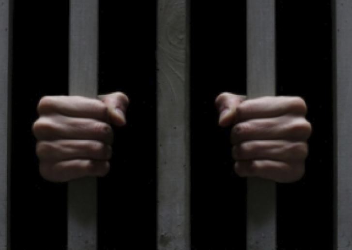 MANGALIA: Tânăr arestat preventiv după ce ar fi încercat să obțină, prin violență, bani de la un unchi