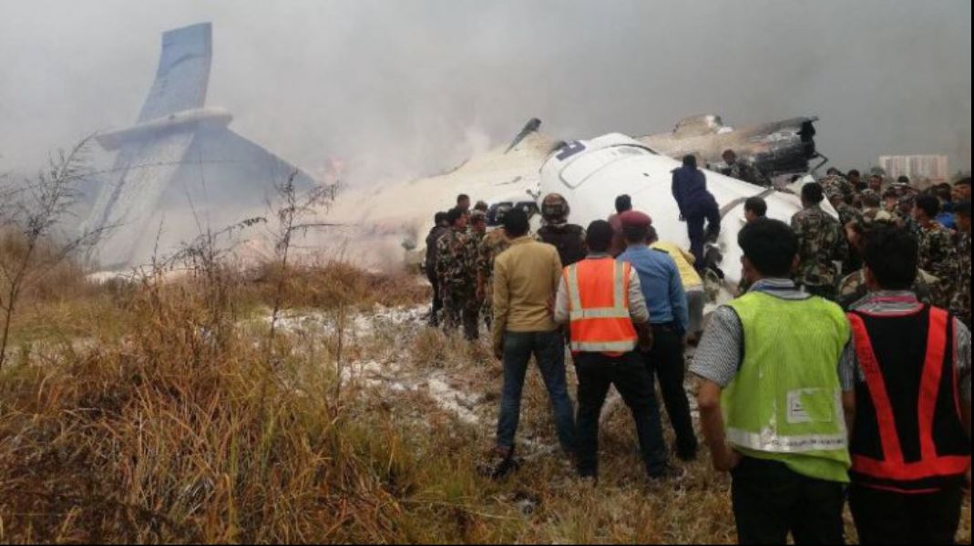 NEPAL: Un avion de pasageri s-a prăbușit la aterizare cu 67 de persoane la bord