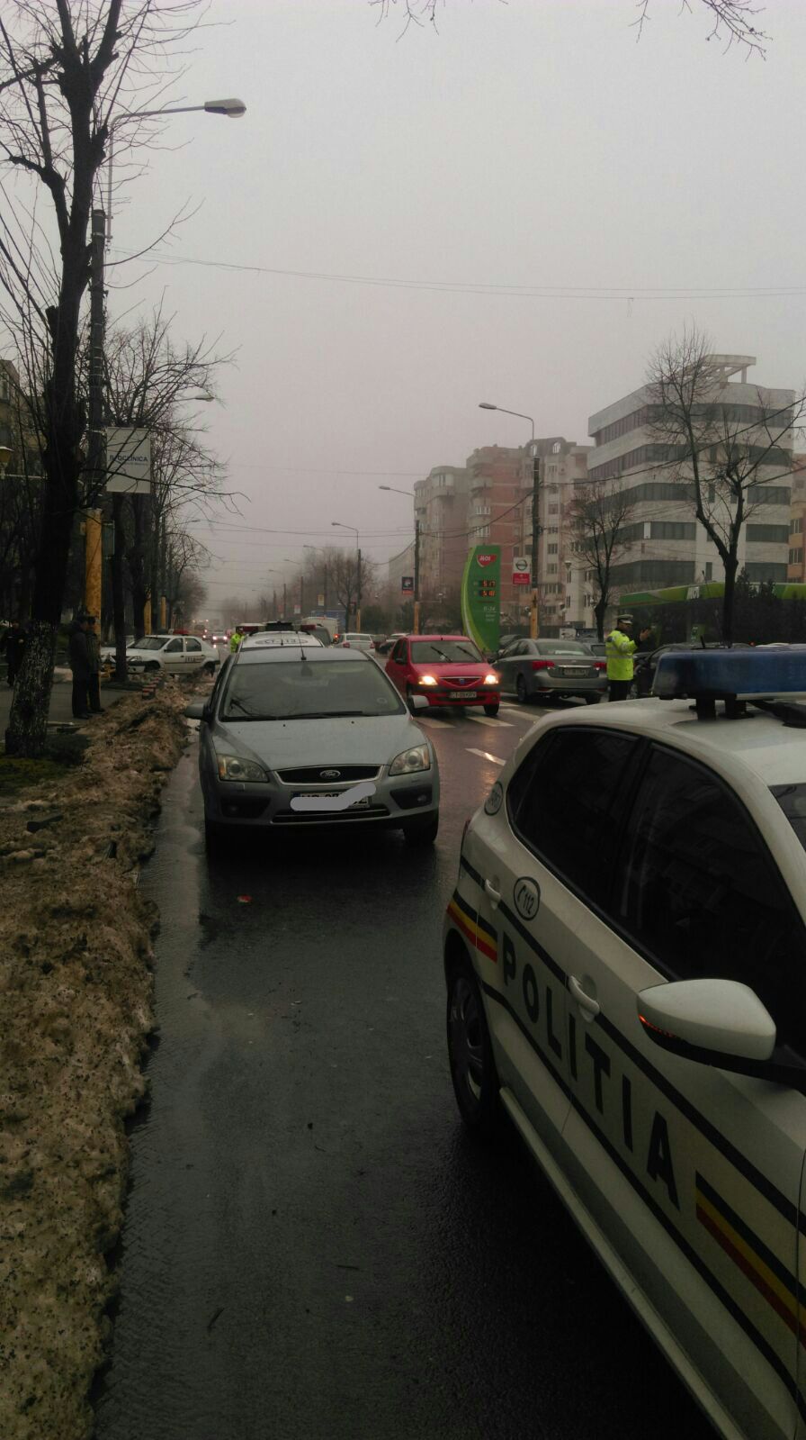Adolescentă lovită cu mașina, pe trecerea de pietoni, de un polițist aflat în timpul liber