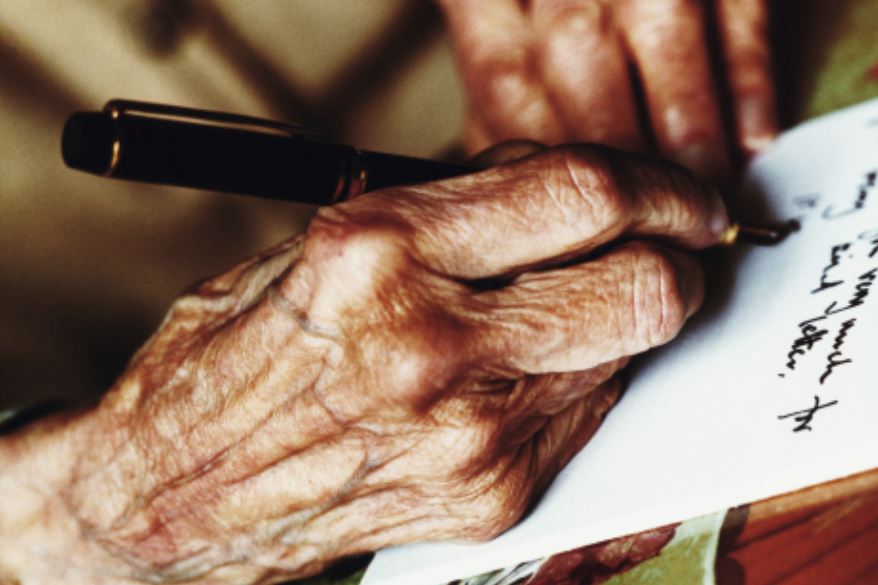 La 78 de ani, o bunicuță din județul Constanța își scrie autobiografia
