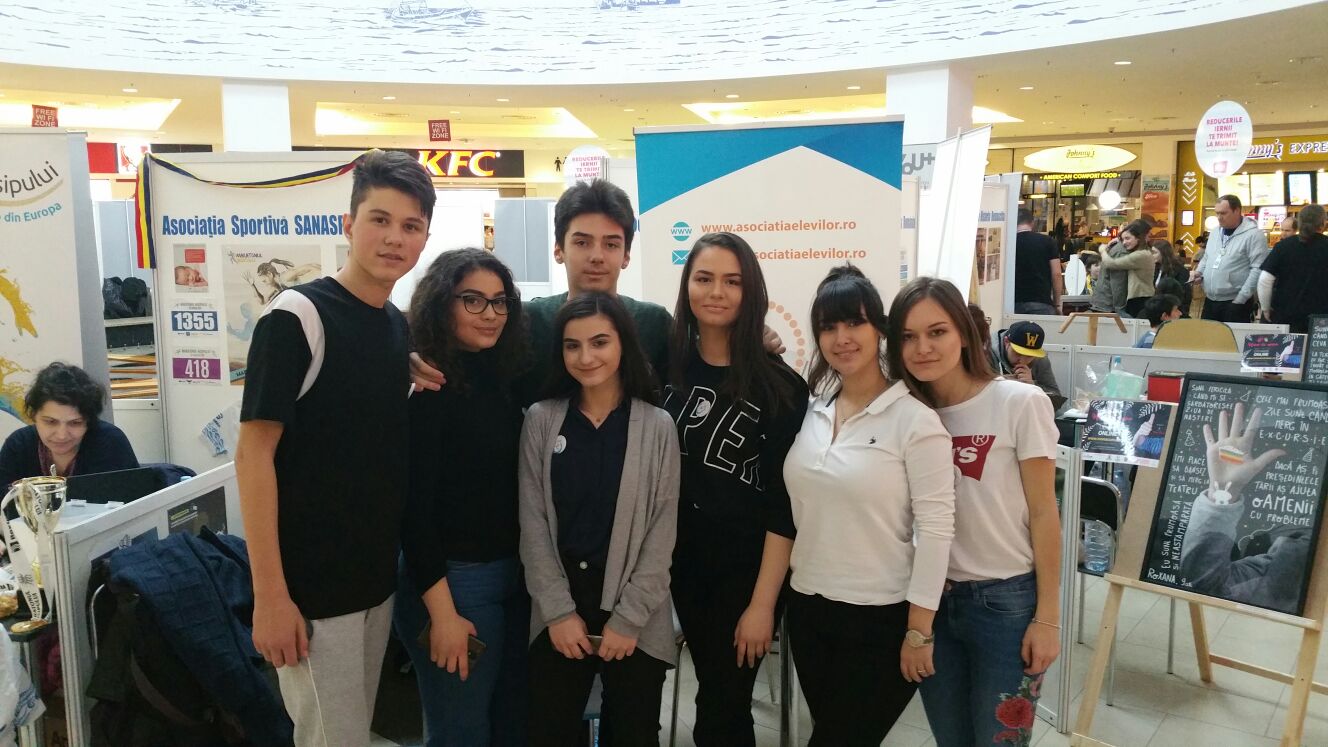 Voluntariatul nu este timp pierdut! Ce poate câştiga un tânăr voluntar