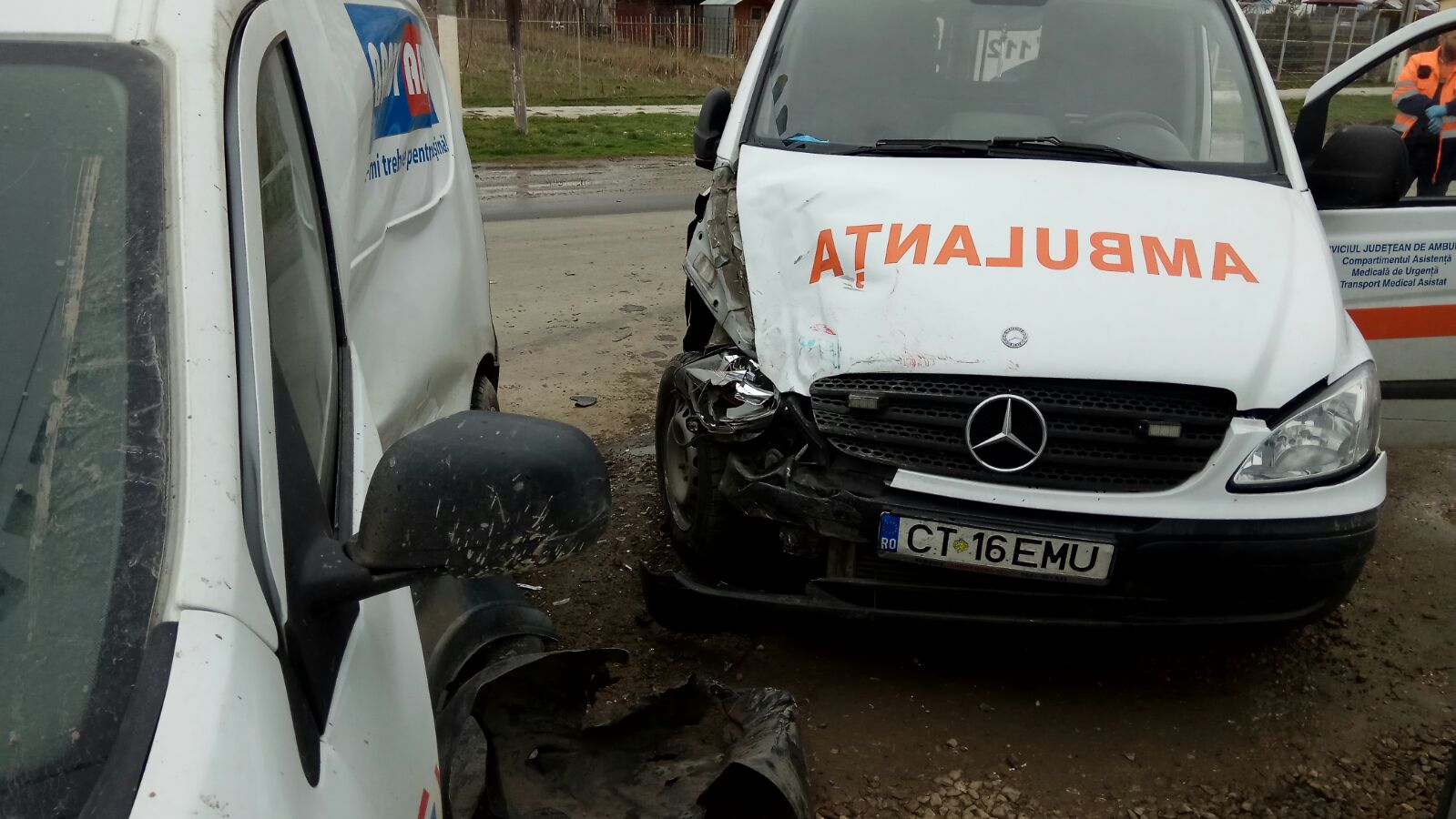 VIDEO/FOTO – CUMPĂNA: Ambulanță implicată într-un accident rutier soldat cu două victime