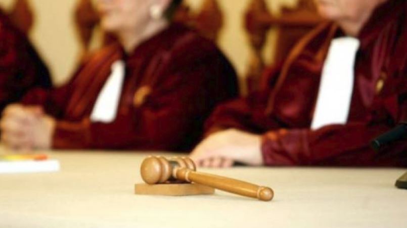 CCR: Suspendarea funcţionarului public pe perioada cercetării disciplinare, neconstituţională