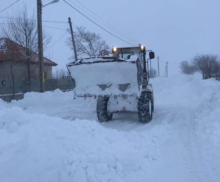 Încă mai există drumuri naționale și județene blocate