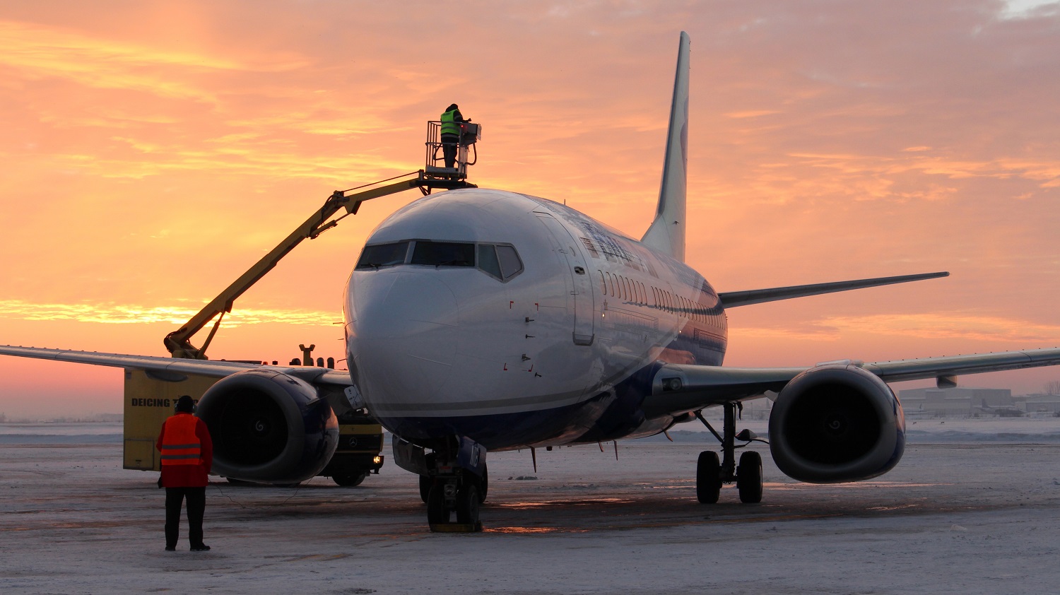 Întârzieri de până la 50 de minute pentru degivrare pe aeroporturile Henri Coandă şi Bucureşti Băneasa Aurel Vlaicu