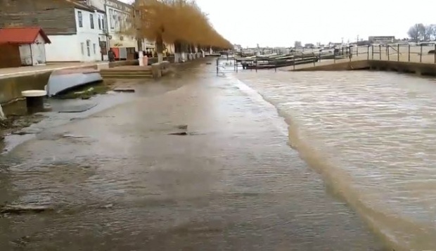 VIDEO – Dunărea a inundat faleza din Sulina. Probleme au fost și în alte părți ale orașului