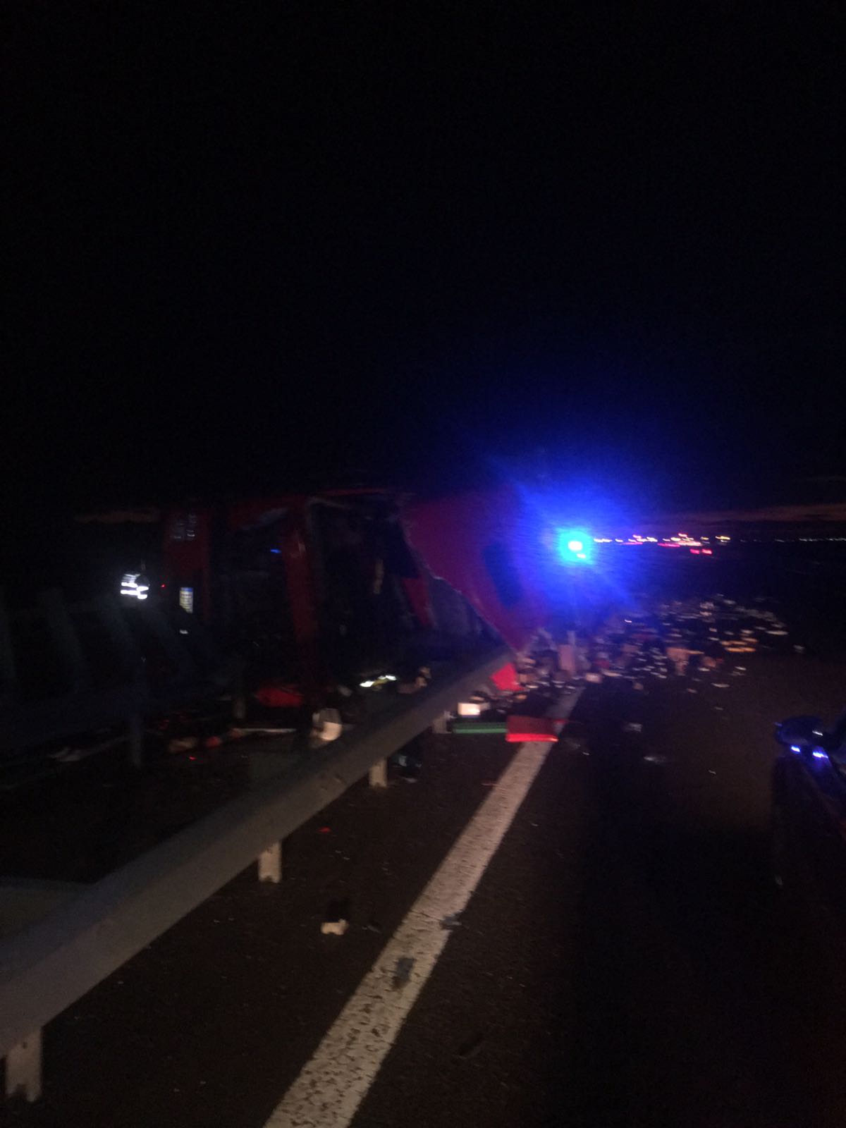 Trafic restricţionat pe Autostrada Soarelui, după ce un TIR s-a răsturnat
