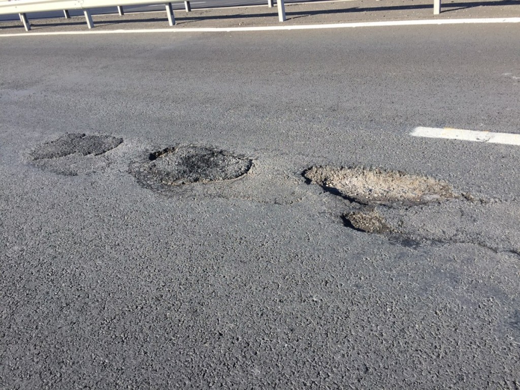 De câți bani ar fi nevoie pentru a se astupa gropile de pe drumurile naţionale