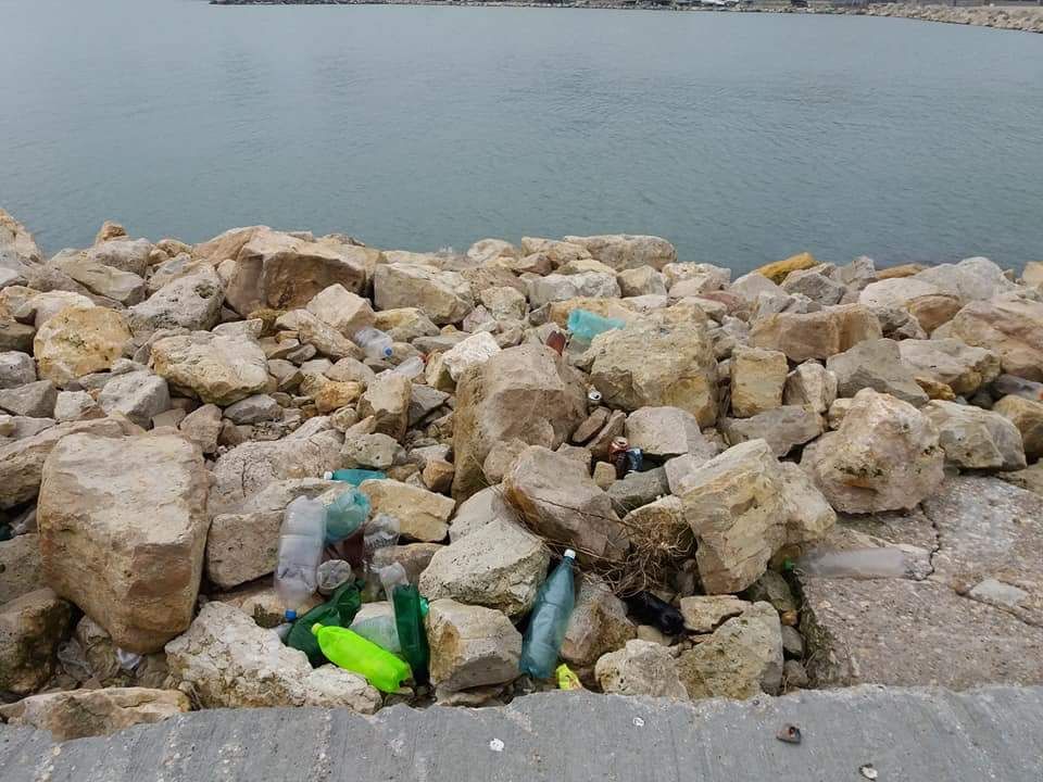 Constanța. Furtuna de pe mare a scos la suprafață nepăsarea oamenilor care aruncă în apă tot felul de gunoaie (audio)