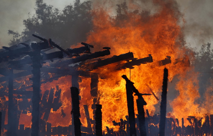 Incendiu puternic în cartierul Palas din Constanța. Flăcările au cuprins 5 imobile