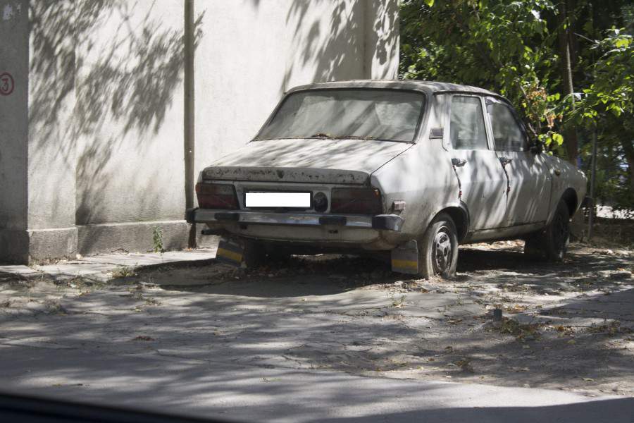 NĂVODARI: Mașinile abandonate rămân deocamdată pe domeniul public