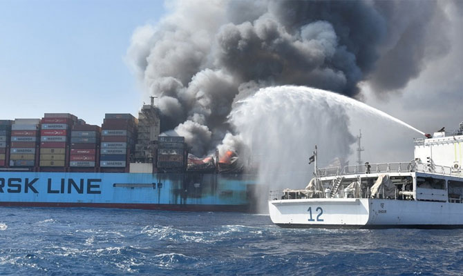 Noi detalii privind nava care a luat FOC în Oceanul Indian, la bordul căreia se afla și un ROMÂN