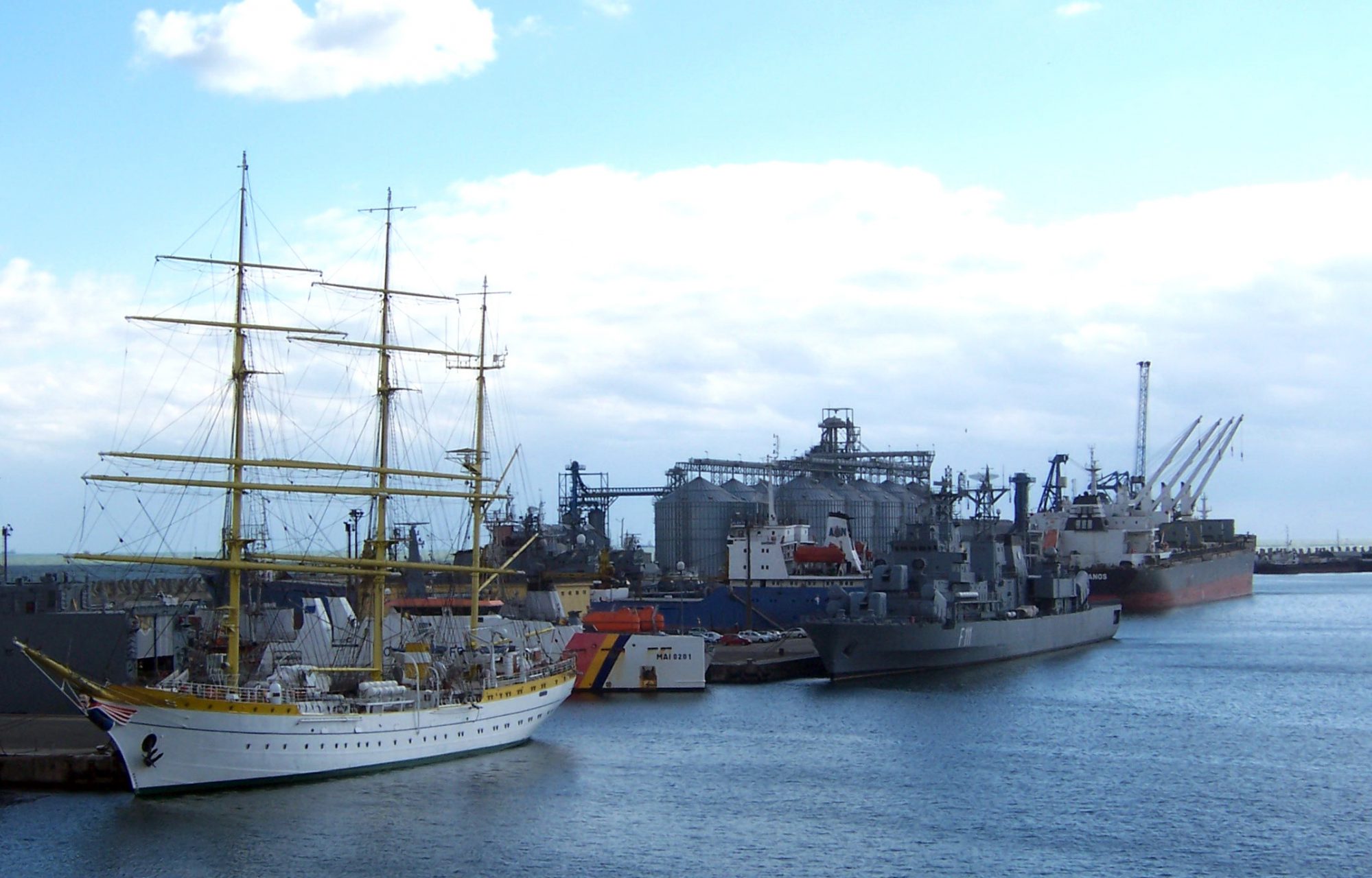 Incident naval în portul Constanţa. O ambarcaţiune tehnică a fost ușor avariată