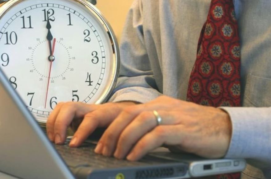 Amenzi uriaşe pentru patronii care îşi ţin angajaţii la muncă peste program
