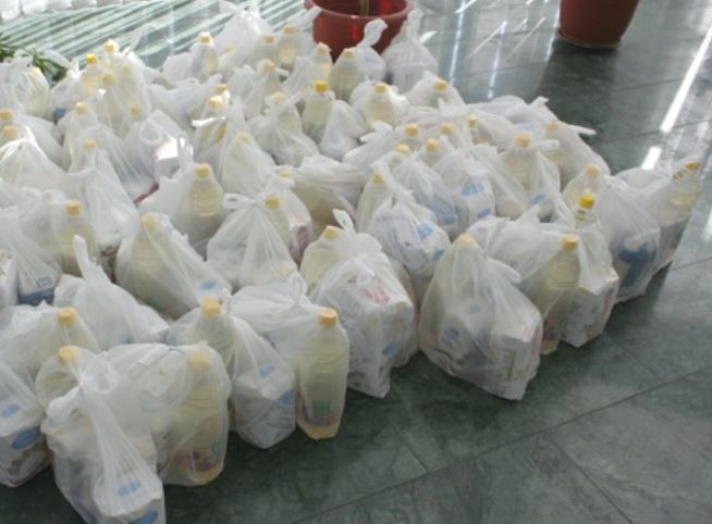 Pachete cu alimente de Paşti, distribuite la Valu lui Traian
