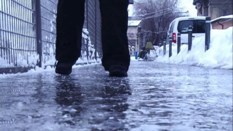 Informare meteo de vreme deosebit de rece, precipitații și polei, în toată țara