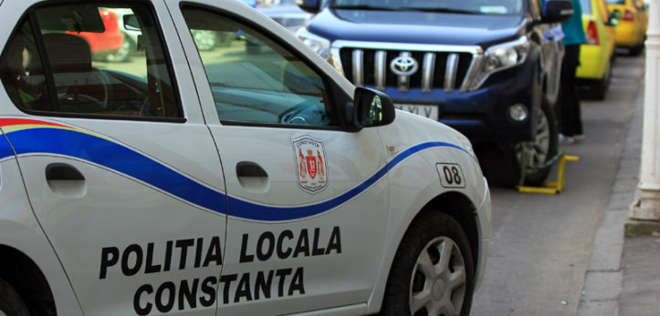 CONSTANȚA: Șoferiță amendată cu 10.000 de lei pentru că a intrat cu autoturismul pe plajă