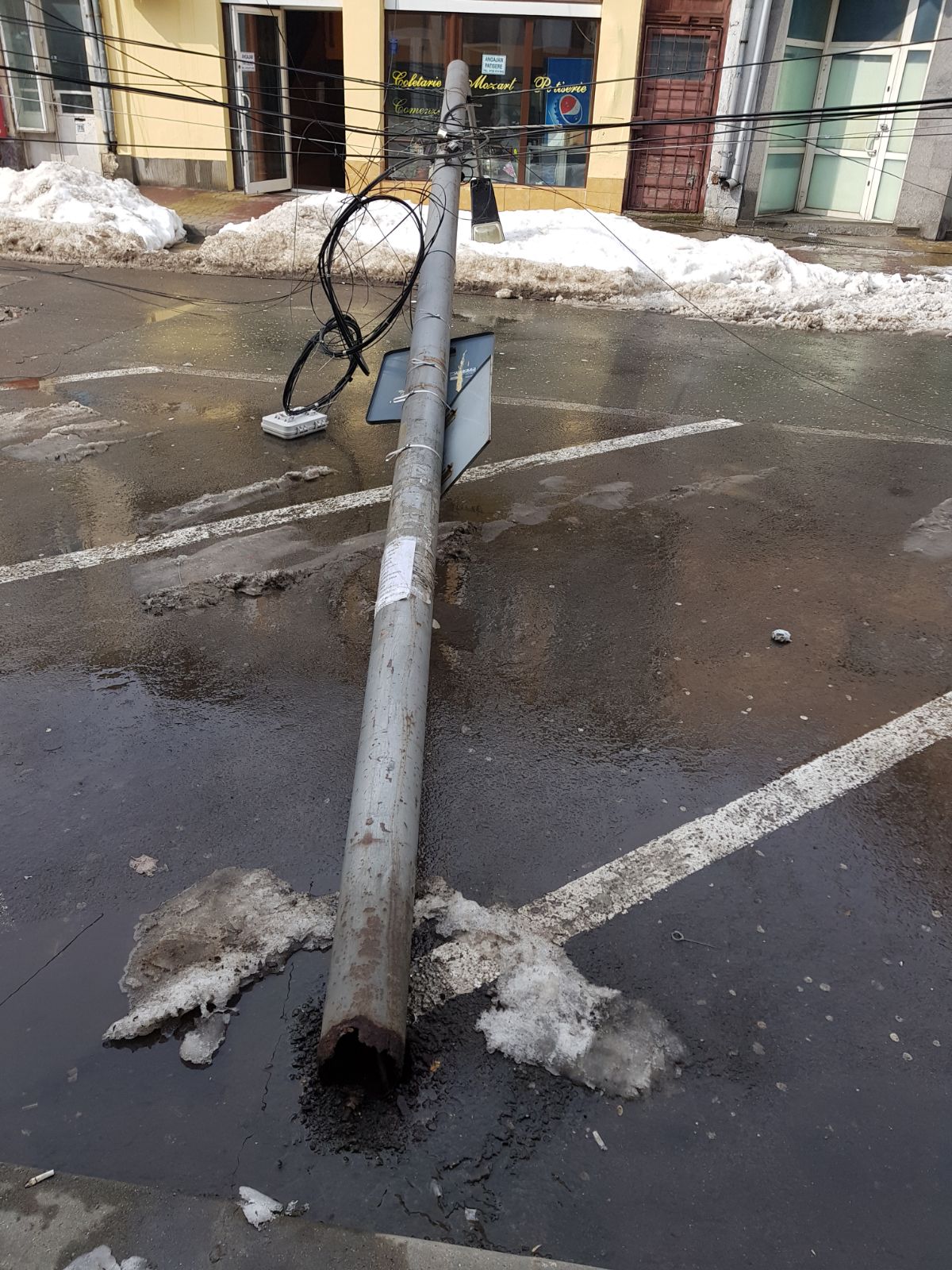 INSTANTANEUL ZILEI: Un stâlp electric s-a prăbușit în centrul Constanței