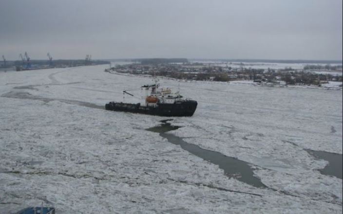 Transportul naval în Deltă, îngreunat din cauza gheții de pe Dunăre